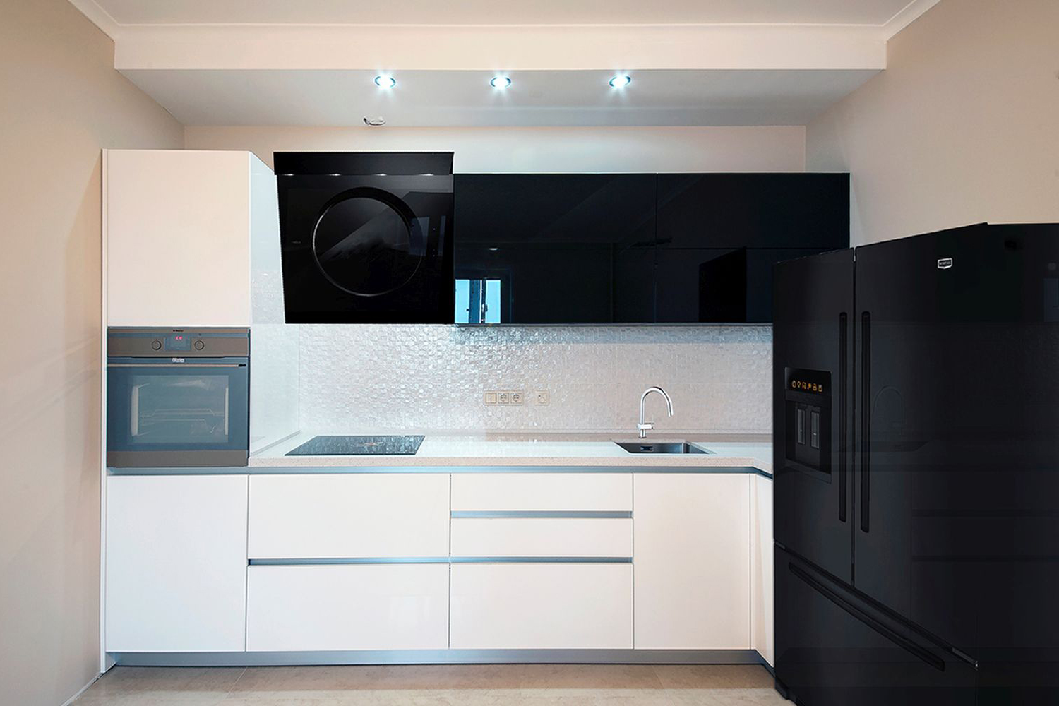 фото кухонь с белой бытовой техникой