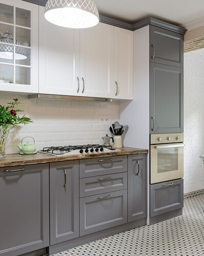 Белый бок серого пенала.